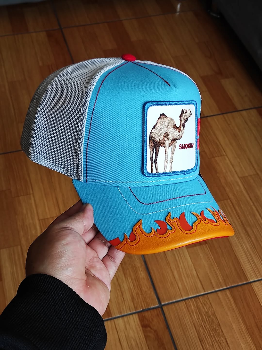 Gorra trucker azul y blanca dromedario Smokin' Somebody Stop Me Supercharged The Farm de Goorin Bros.