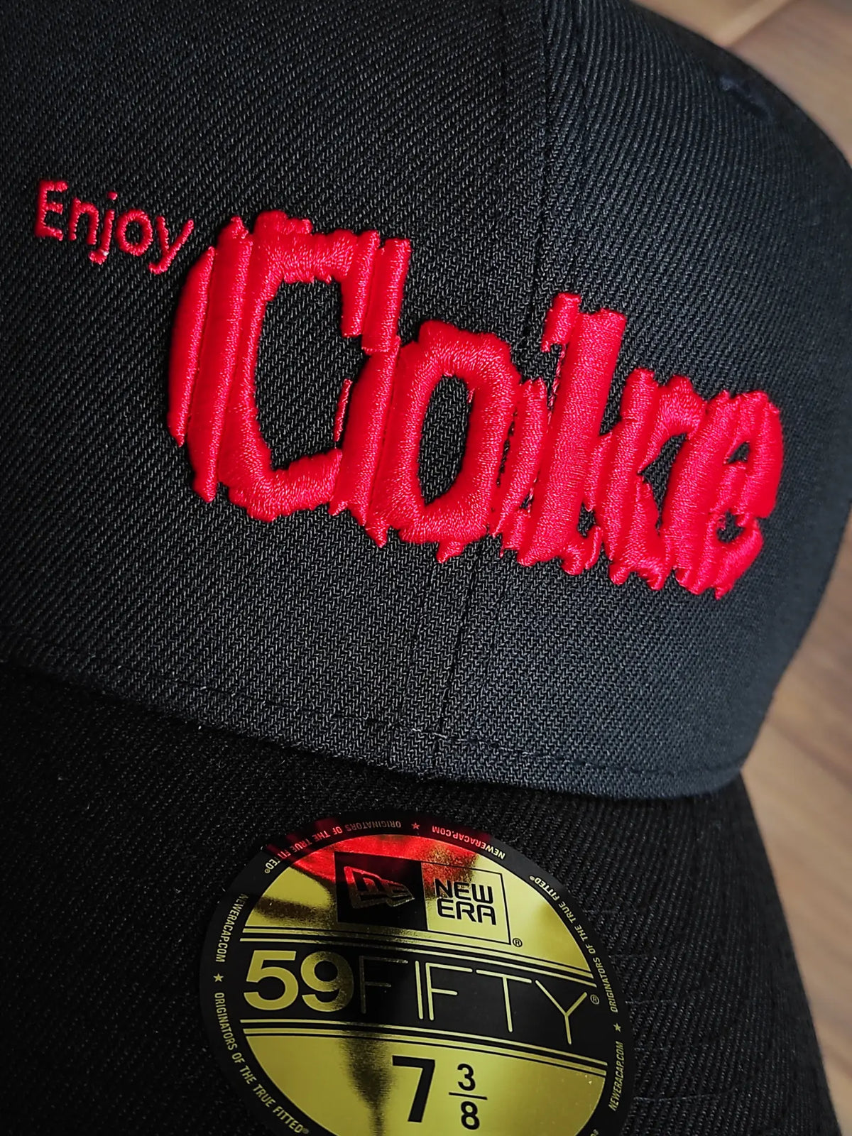 59FIFTY Coca-Cola x New Era diseñada por Kosuke Kawamura Coca-Cola color negro rojo