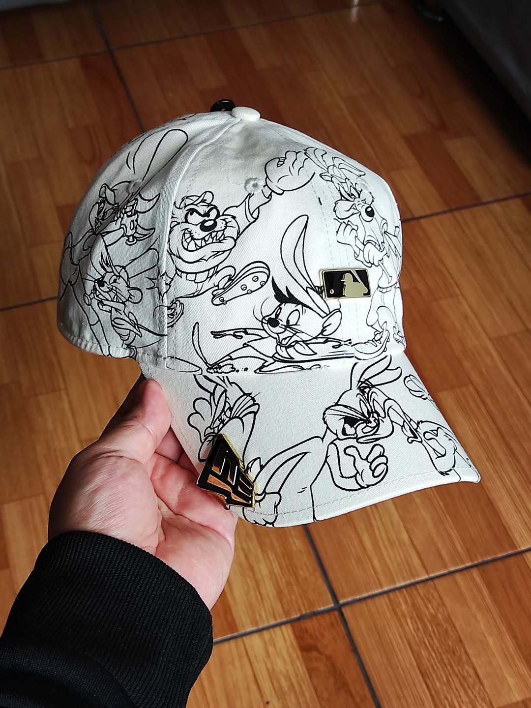 MLB Logo MLB X Looney Tunes White Casual Classic Adjustable Cap