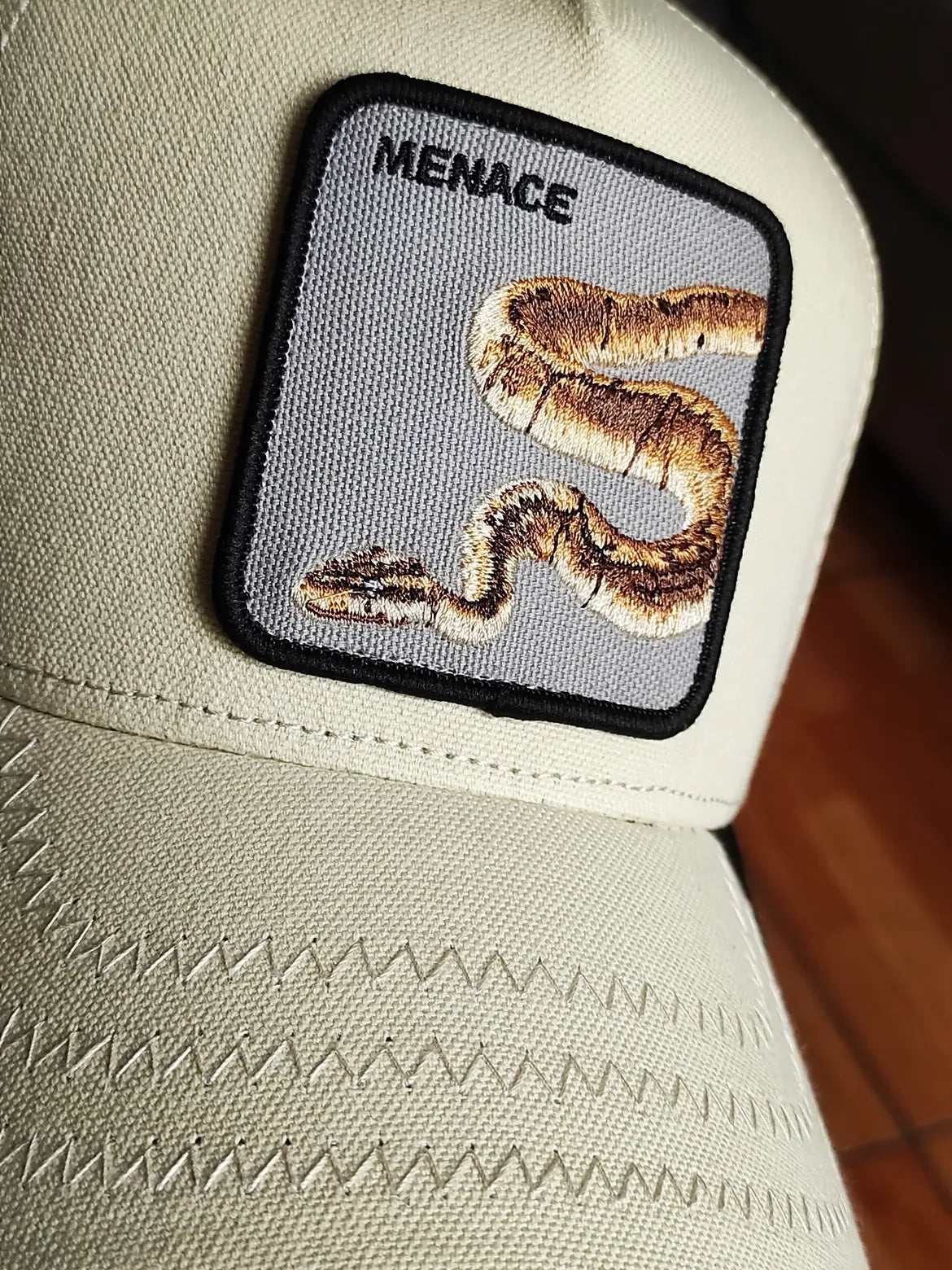 Gorra trucker beige serpiente Menace Deadly Companion Core Canvas The Farm de Goorin Bros