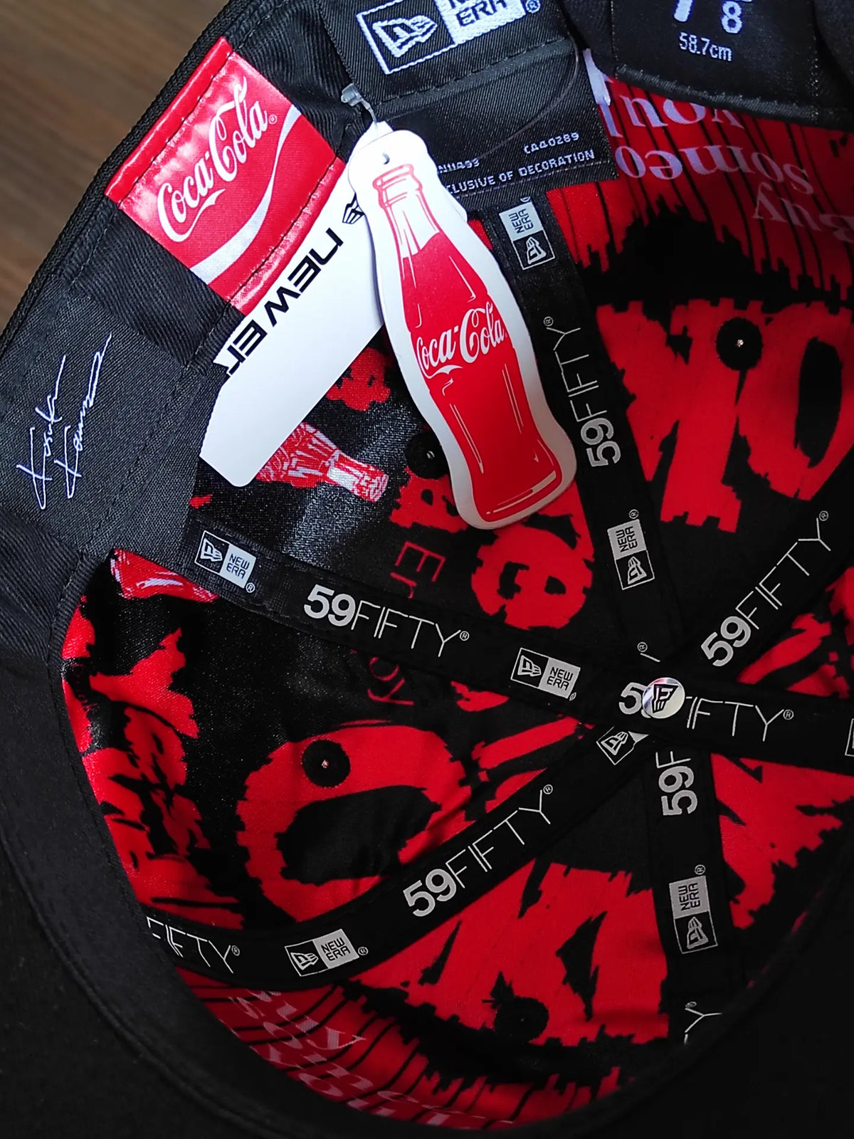 59FIFTY Coca-Cola x New Era diseñada por Kosuke Kawamura Coca-Cola color negro rojo
