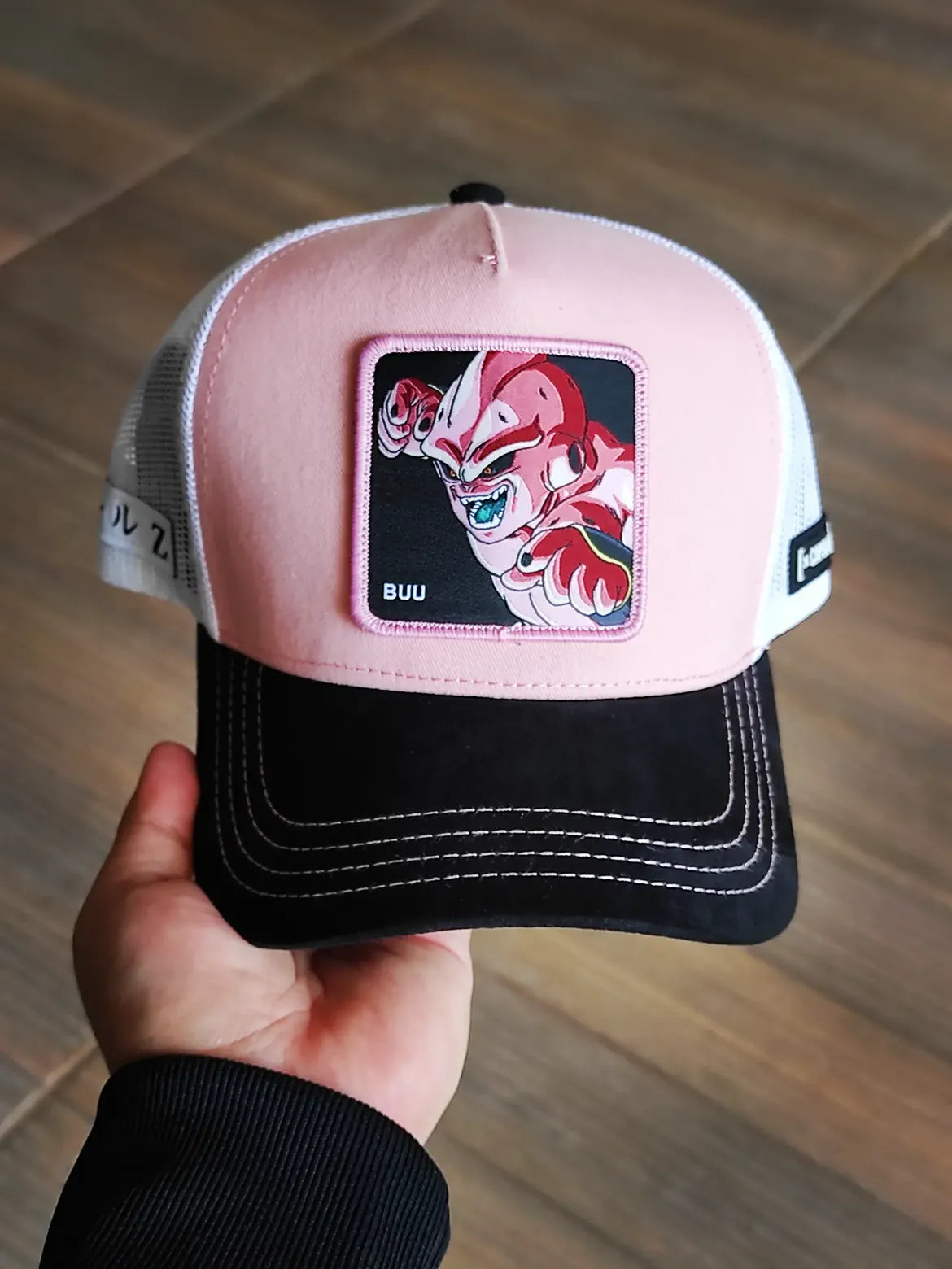 Gorra trucker rosa, blanca y negra Kid Buu DBZ8 BUU Dragon Ball de Capslab