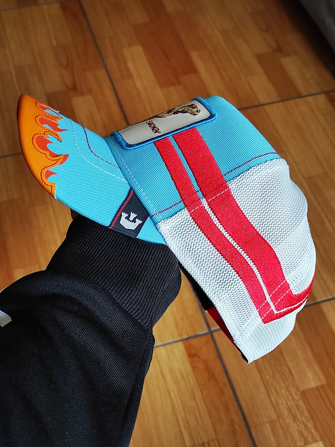 Gorra trucker azul y blanca dromedario Smokin' Somebody Stop Me Supercharged The Farm de Goorin Bros.