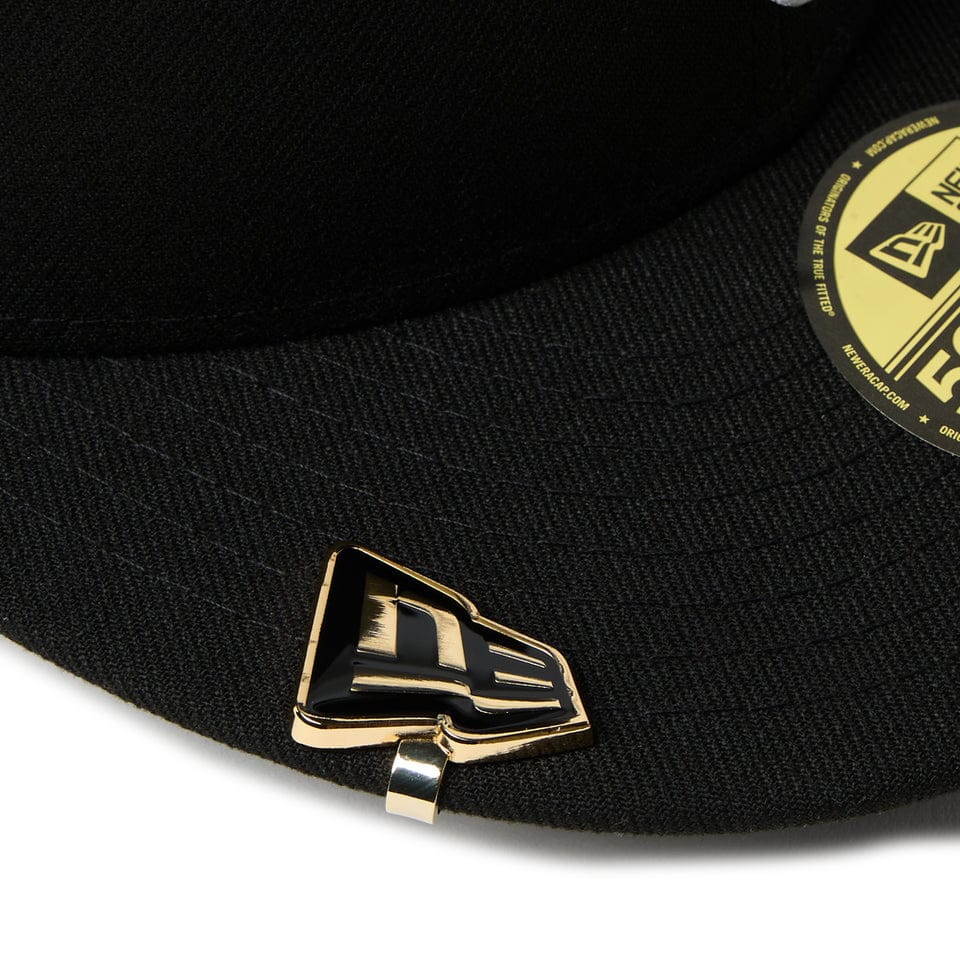 Clip para visera de gorra, logotipo de bandera NewEra, color oro/negro.