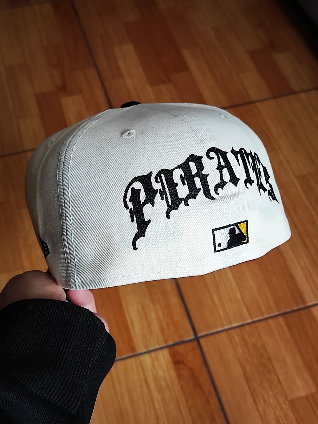 Pittsburgh Pirates MLB Team Wings 59FIFTY Fitted Light Beige Cap