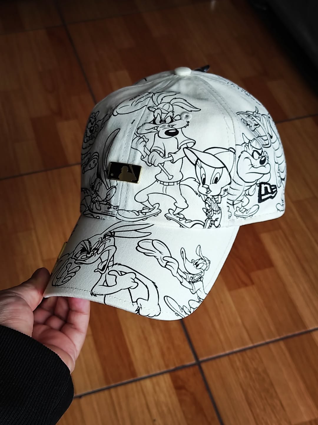 MLB Logo MLB X Looney Tunes White Casual Classic Adjustable Cap