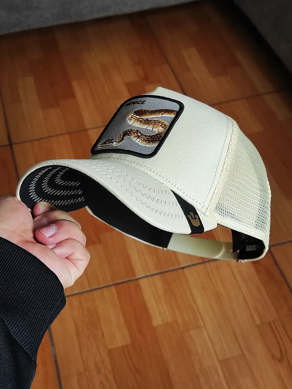 Gorra trucker beige serpiente Menace Deadly Companion Core Canvas The Farm de Goorin Bros
