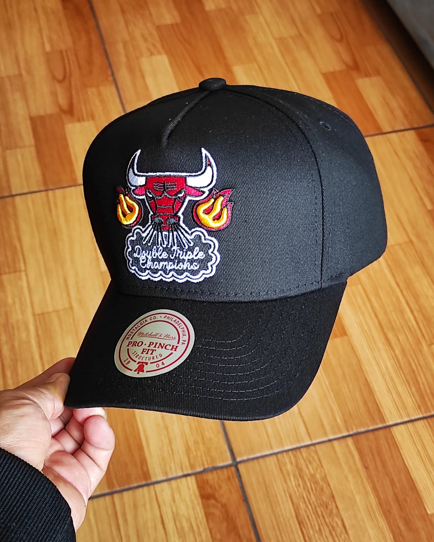 Mitchell and ness Chicago bulls 6x champions fire pro pinch fit snapback