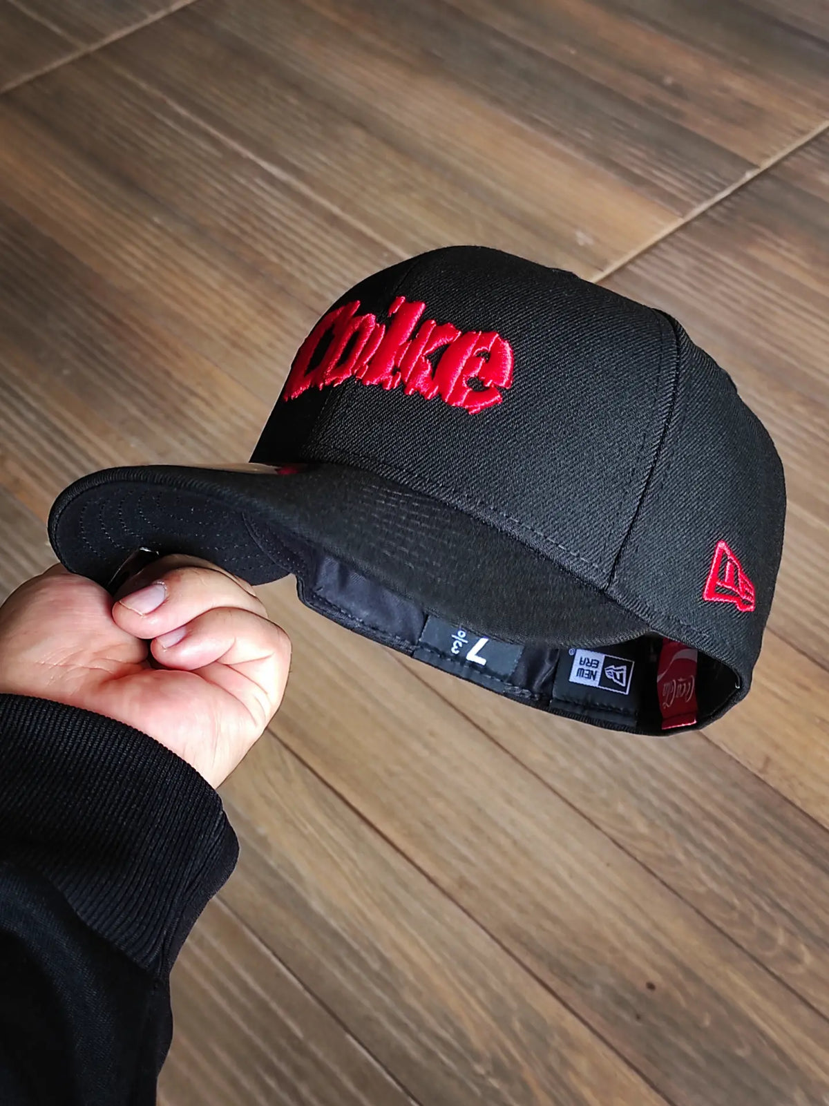 59FIFTY Coca-Cola x New Era diseñada por Kosuke Kawamura Coca-Cola color negro rojo