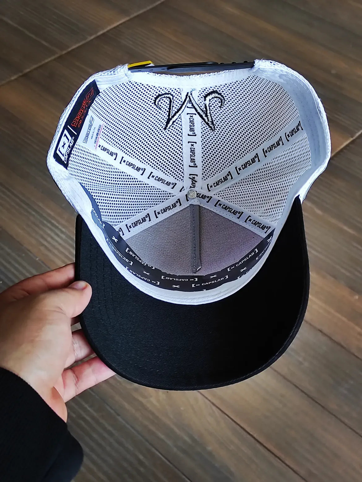 Gorra trucker rosa, blanca y negra Kid Buu DBZ8 BUU Dragon Ball de Capslab