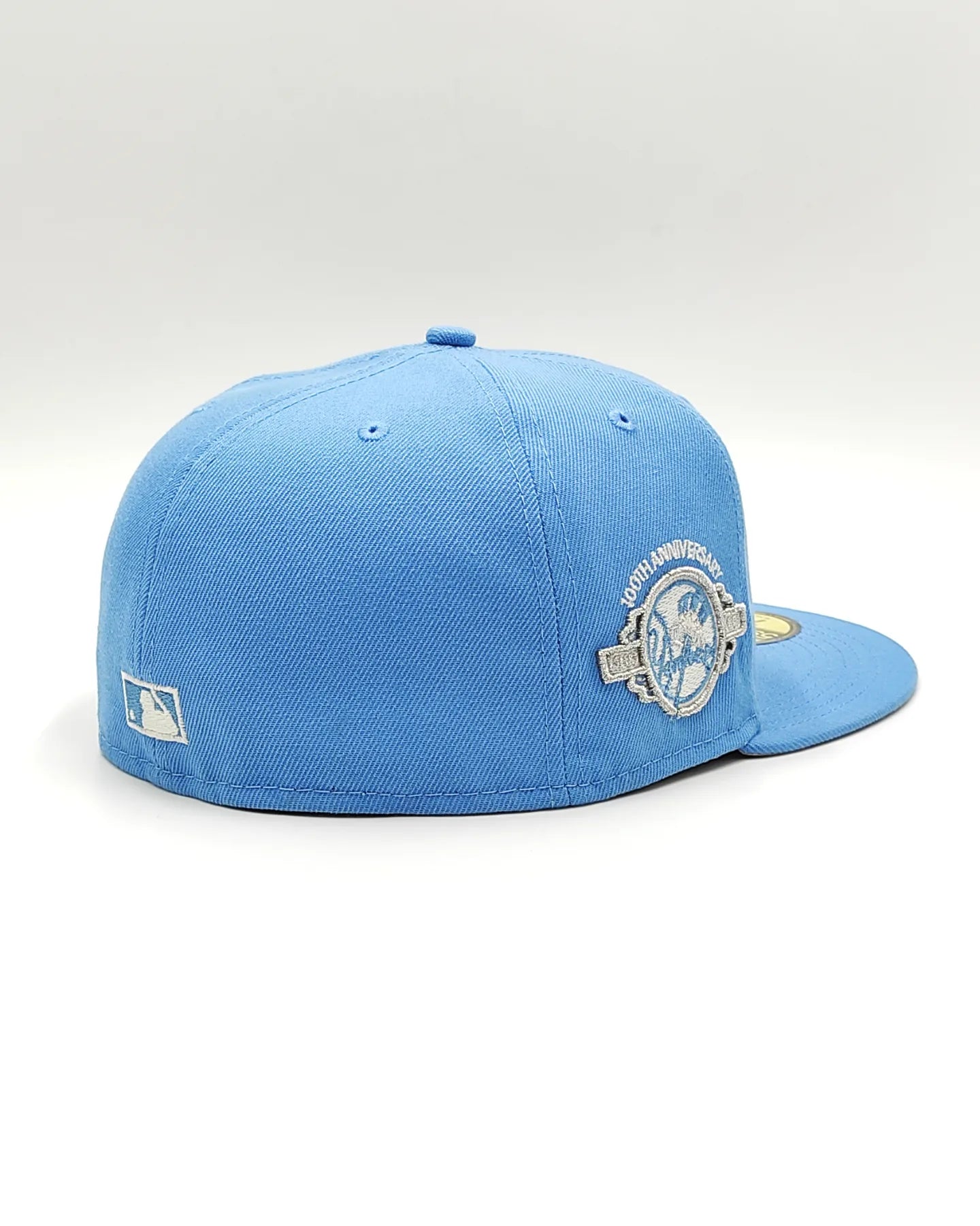 New York Yankees 100 anniversary new era 59fifty fitted - sky blue, white, silver - brilla en la oscuridad