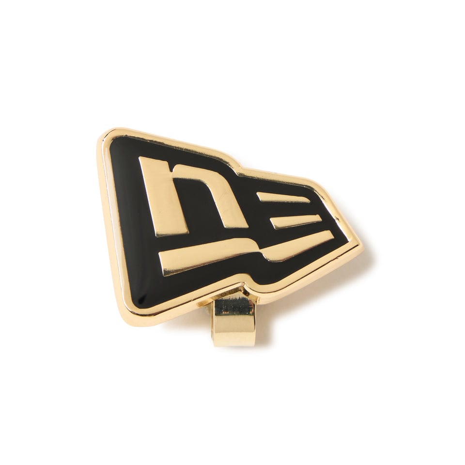 Clip para visera de gorra, logotipo de bandera NewEra, color oro/negro.