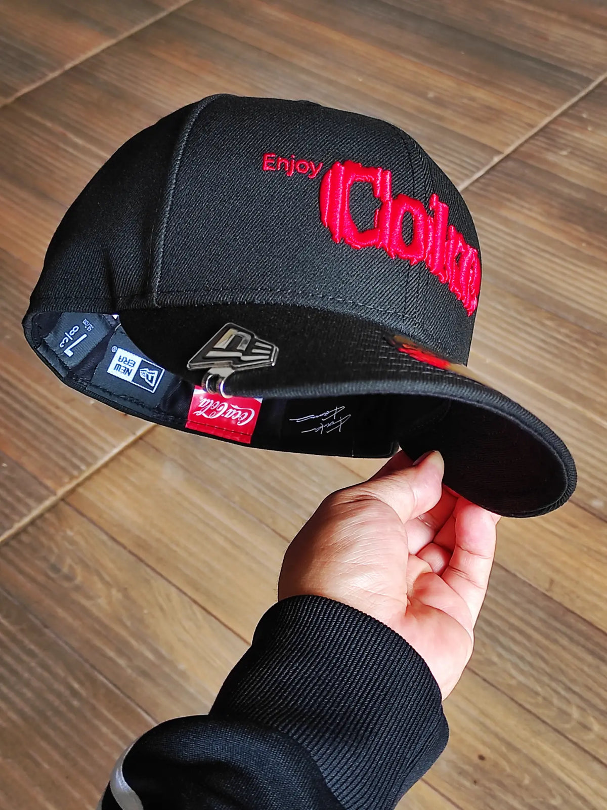 59FIFTY Coca-Cola x New Era diseñada por Kosuke Kawamura Coca-Cola color negro rojo