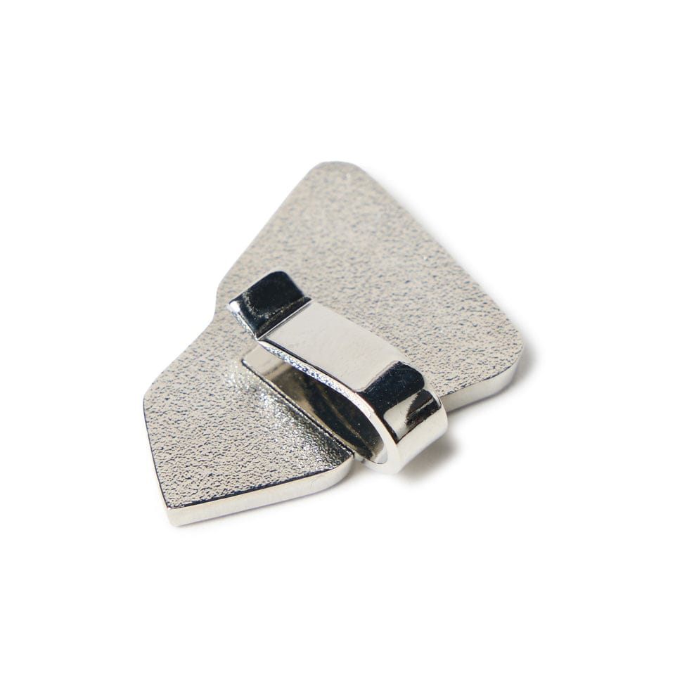 Clip para visera de gorra, logotipo de bandera NewEra, color silver plata