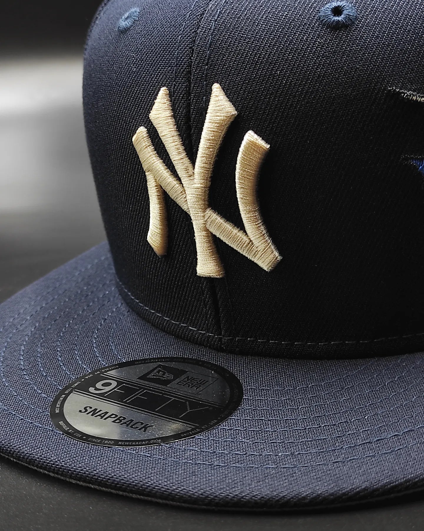 New York Yankees Gray Bottom City Art Side Patch New Era 9Fifty Snapback - Navy Blue