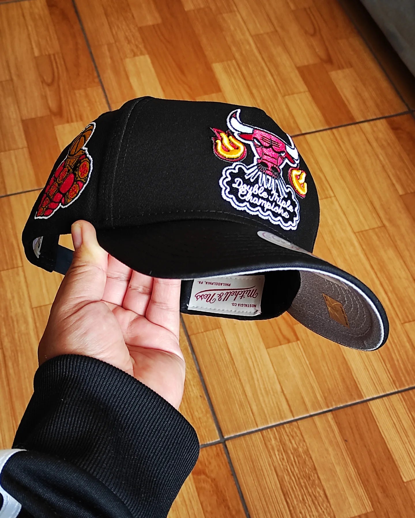 Mitchell and ness Chicago bulls 6x champions fire pro pinch fit snapback