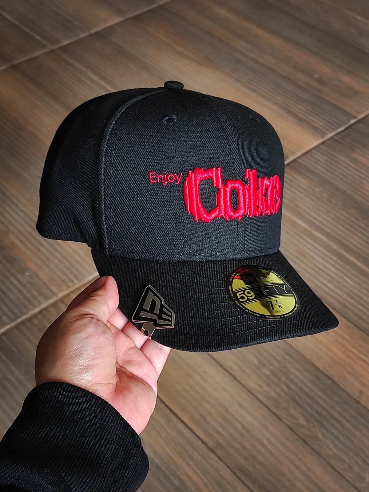 59FIFTY Coca-Cola x New Era diseñada por Kosuke Kawamura Coca-Cola color negro rojo