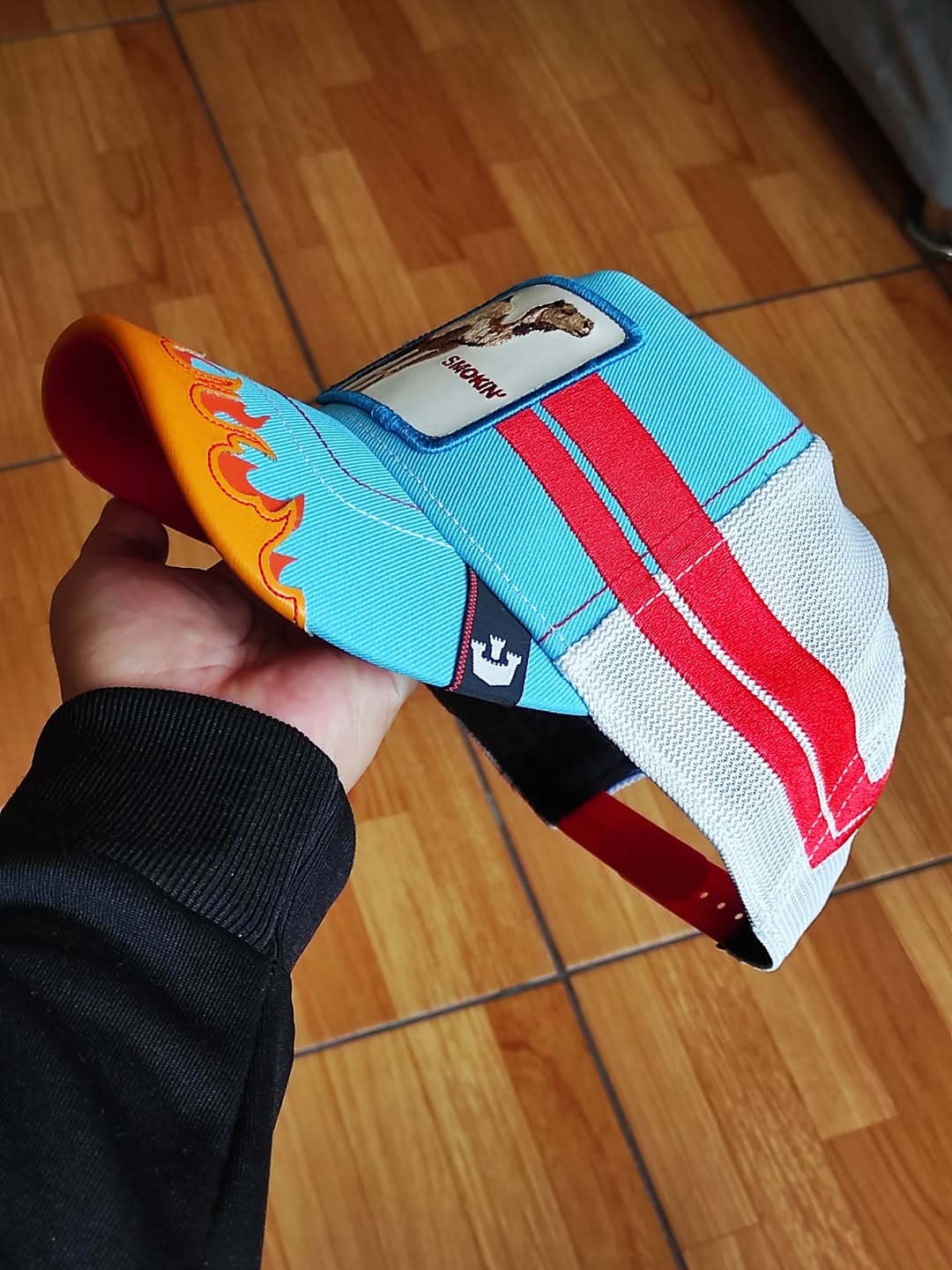 Gorra trucker azul y blanca dromedario Smokin' Somebody Stop Me Supercharged The Farm de Goorin Bros.