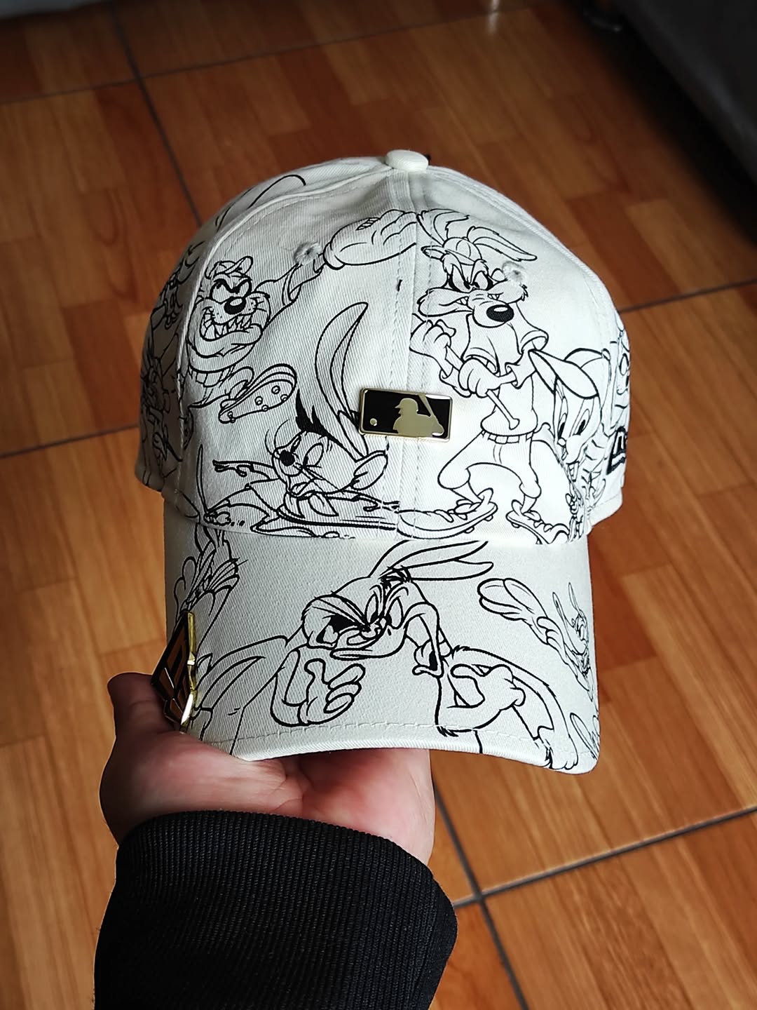 MLB Logo MLB X Looney Tunes White Casual Classic Adjustable Cap