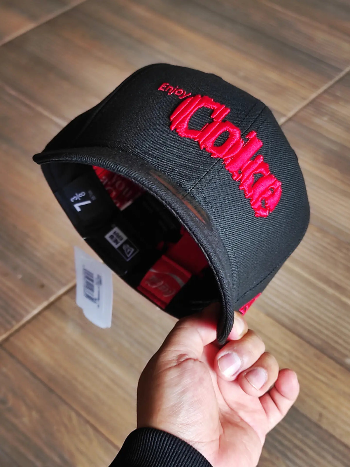 59FIFTY Coca-Cola x New Era diseñada por Kosuke Kawamura Coca-Cola color negro rojo