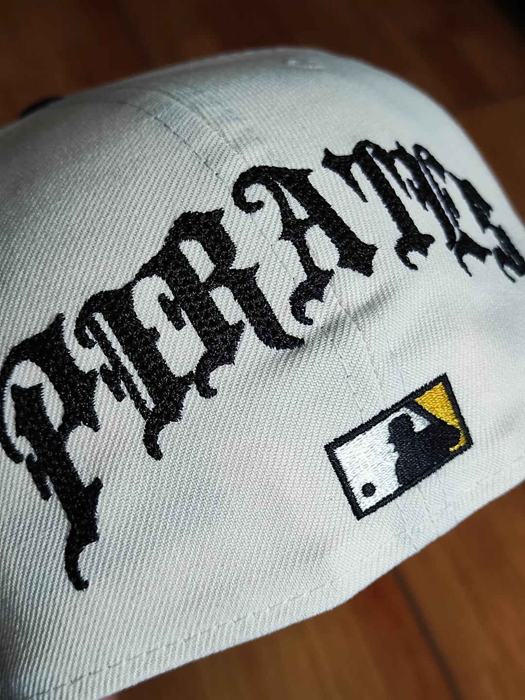 Pittsburgh Pirates MLB Team Wings 59FIFTY Fitted Light Beige Cap