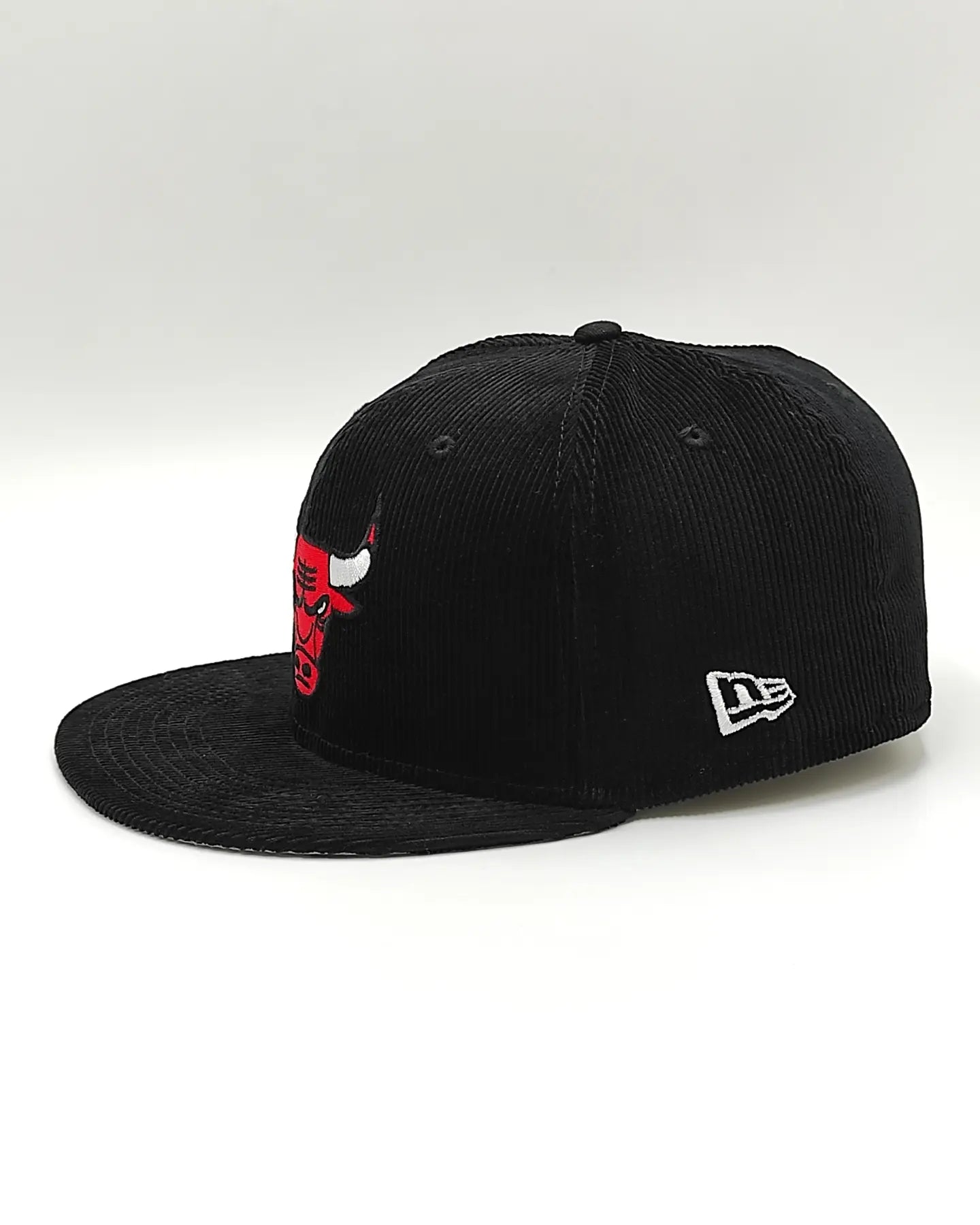 Chicago Bulls OLD SCHOOL CORDUROY SIDE-PATCH Black Fitted Hat by New Era