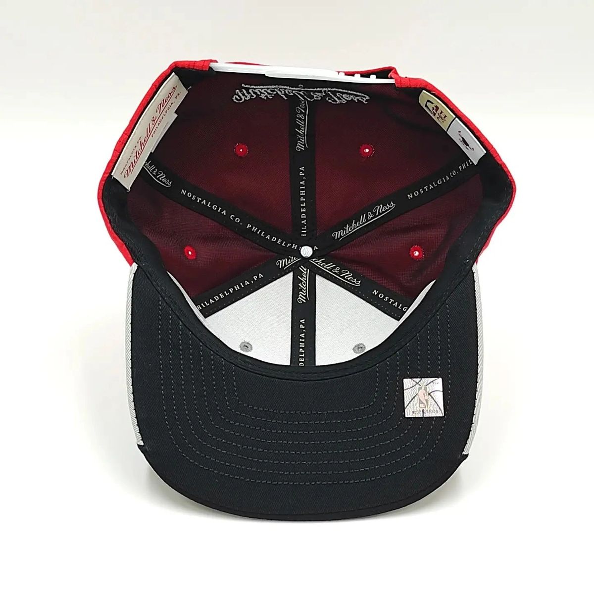 Chicago Bulls Exclusive Mitchell & Ness AIR JORDAN DAY 5 Snapback Hat – REFLECTIVA Gray/Black/Peach