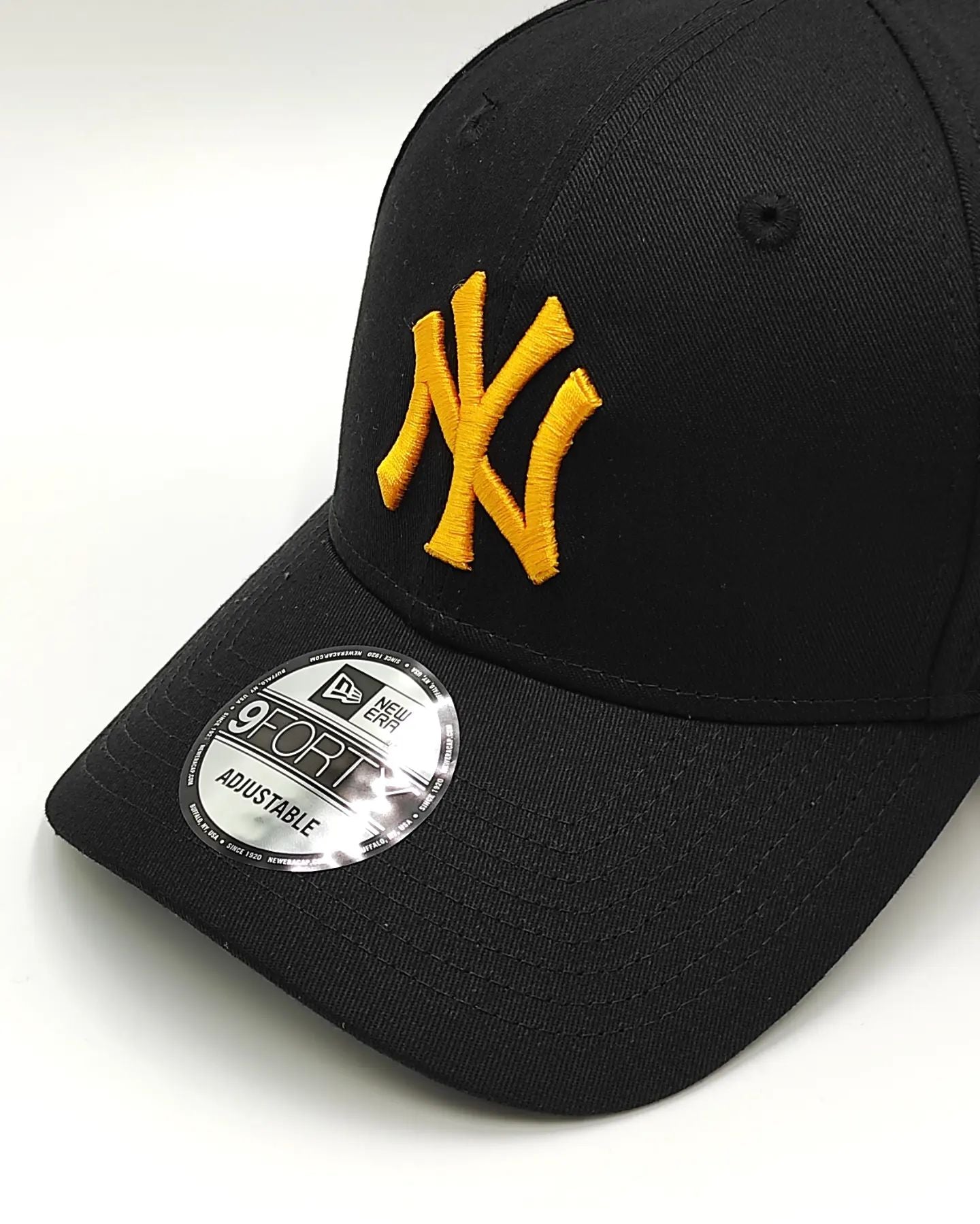 GORRA NEW ERA NY YANKEES 9FORTY NEGRO LOGO GOLD