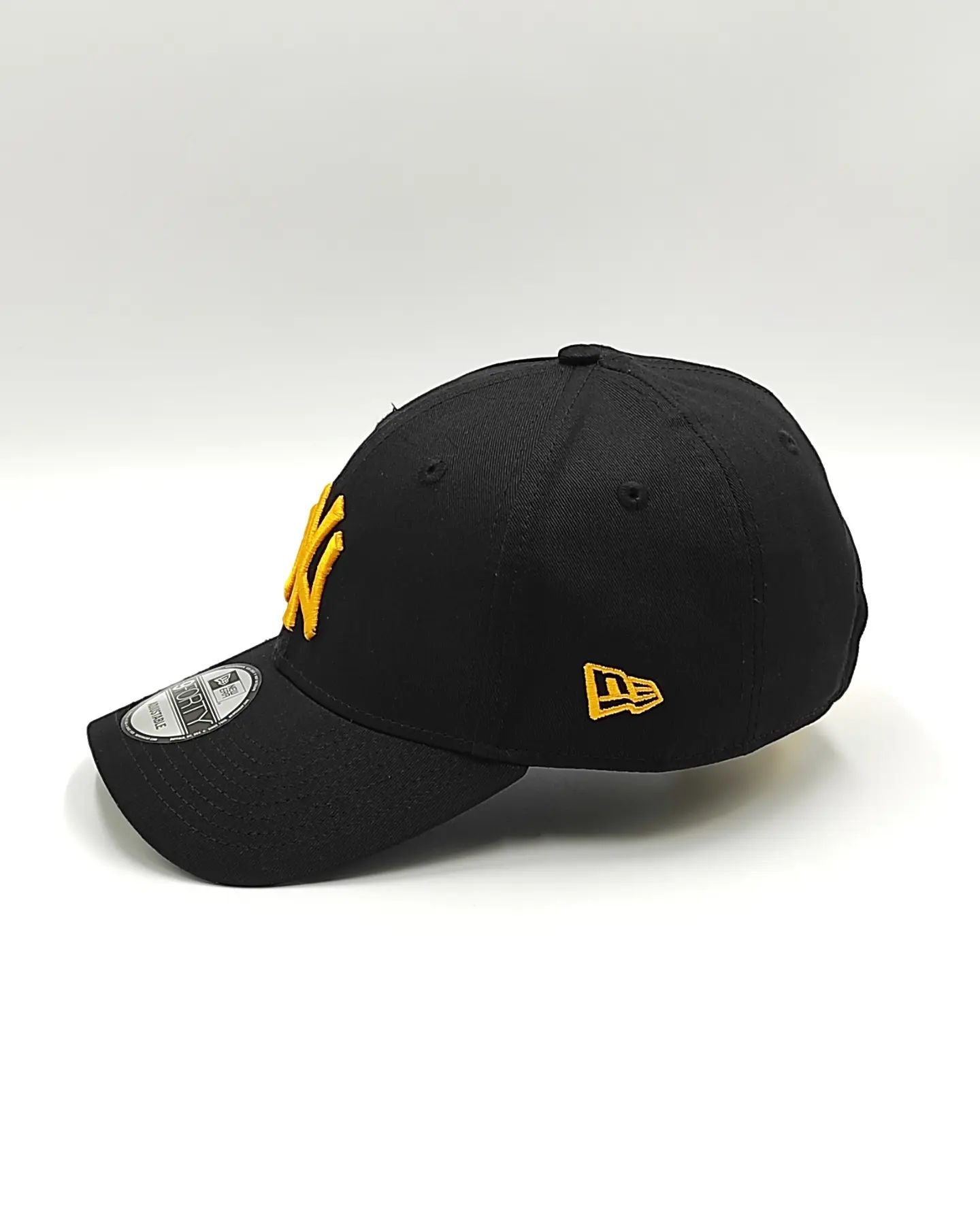 GORRA NEW ERA NY YANKEES 9FORTY NEGRO LOGO GOLD