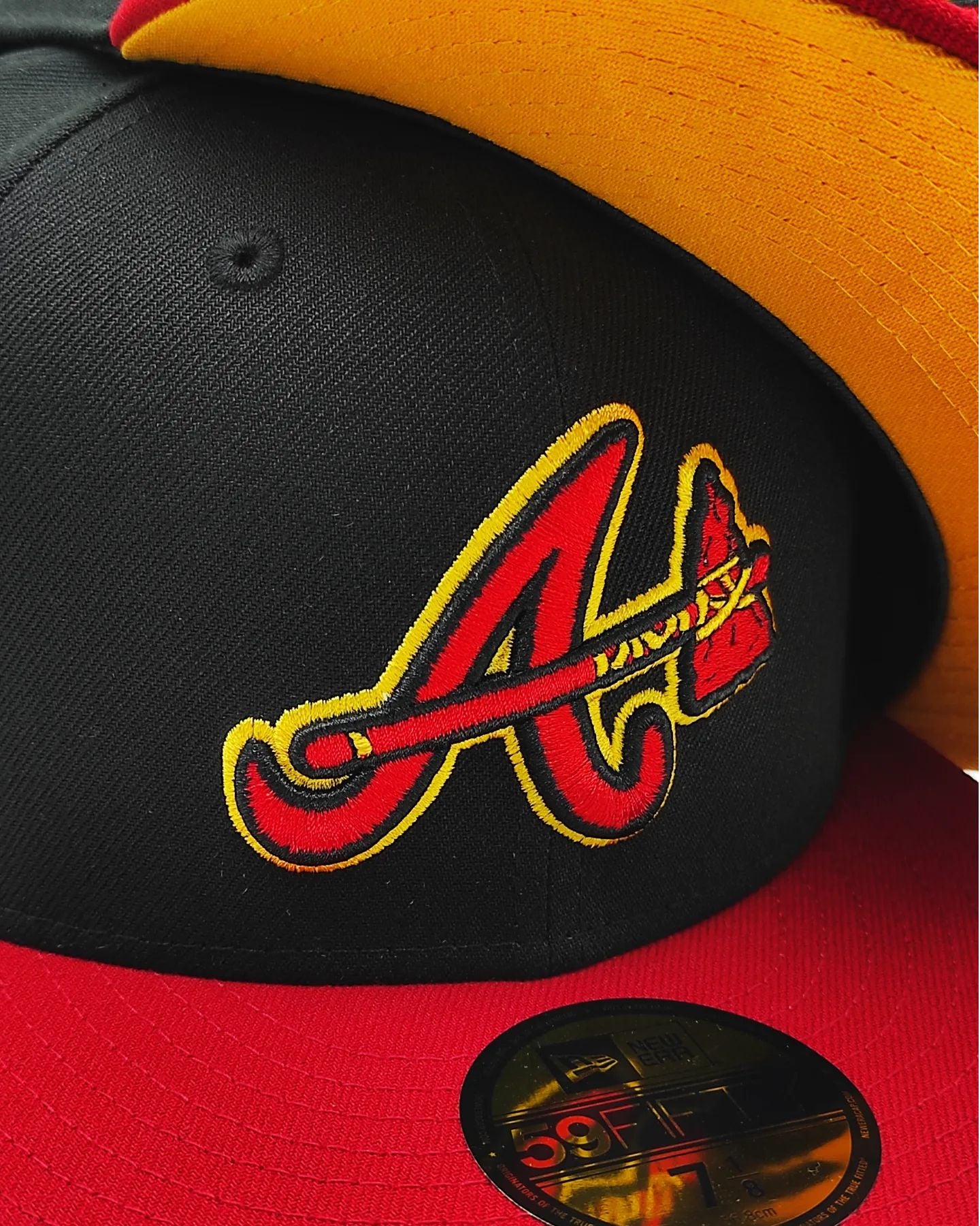 Exclusiva New Era 59Fifty Cool Fashion Atlanta Braves 40th Anniversary Patch Gold UV Alternate Hat - Black, Red, Gold
