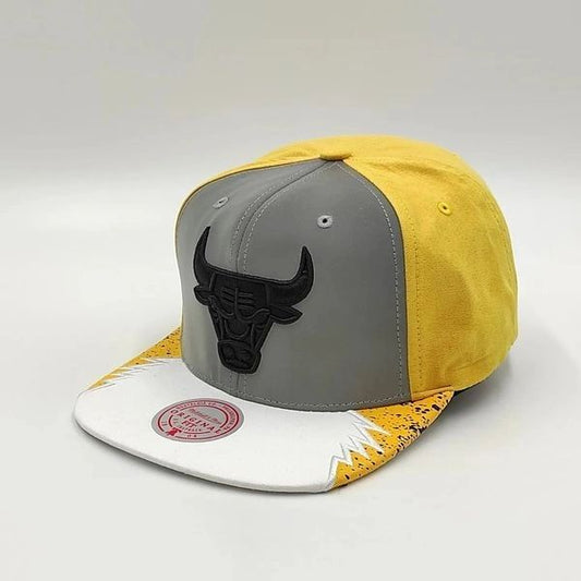 Gorra Snapback AIR JORDAN DAY 5 de Mitchell & Ness exclusiva de los Chicago Bulls - Gris reflectante/Negro/Amarillo